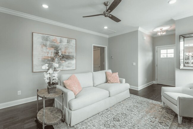 Building Photo - Like-New Home