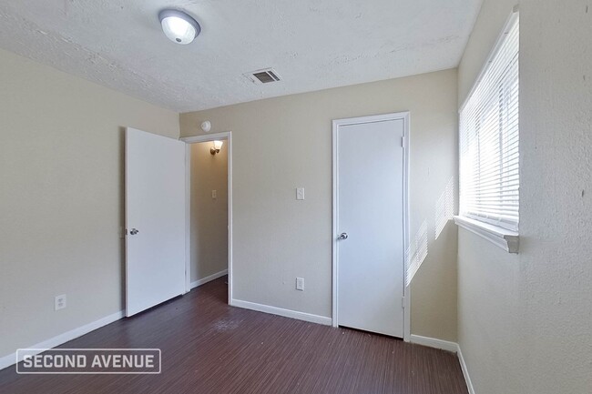 Building Photo - LIMITED TIME: $725 off second month’s rent...