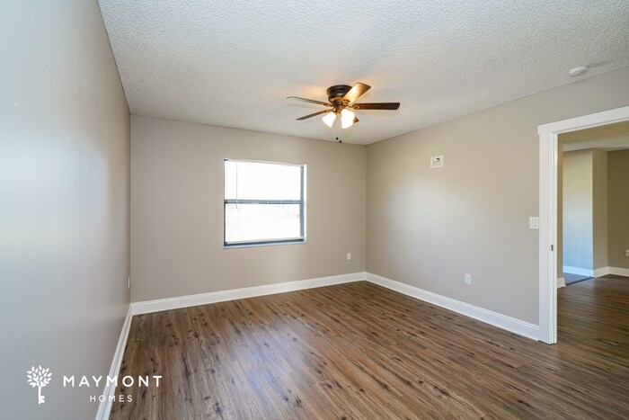 Building Photo - 2302 Maple Hl Dr