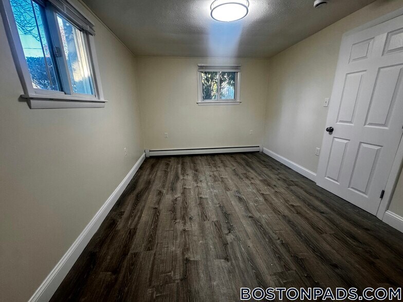 Building Photo - 11 River Dr