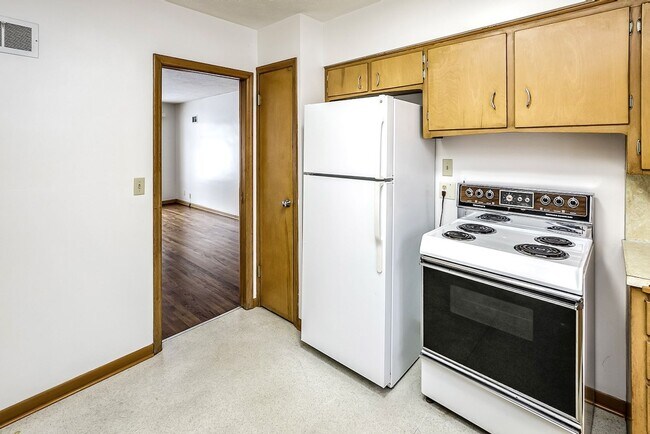 Building Photo - PRE-LEASING Spacious 3-Bed and 2-Bath Apartment!