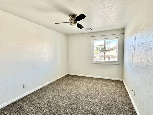 Building Photo - 12768 N Lantern Way