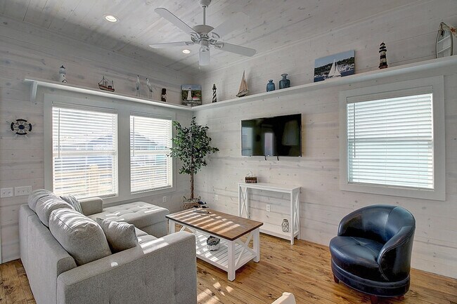 Building Photo - 1924 Eleventh Street-SI ID1023237P