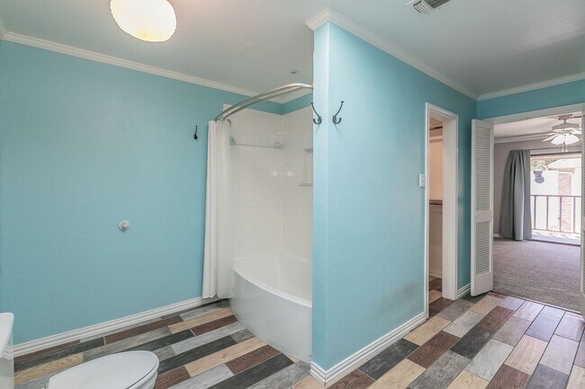 Building Photo - BEAUTIFUL and SPACIOUS Townhome in Ideal L...