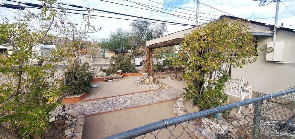 Building Photo - 541 W Palo Verde Ave