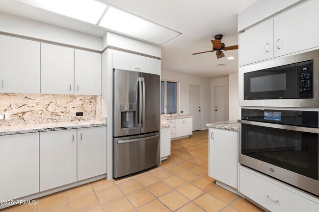 Building Photo - 6700 E Hawksnest Rd