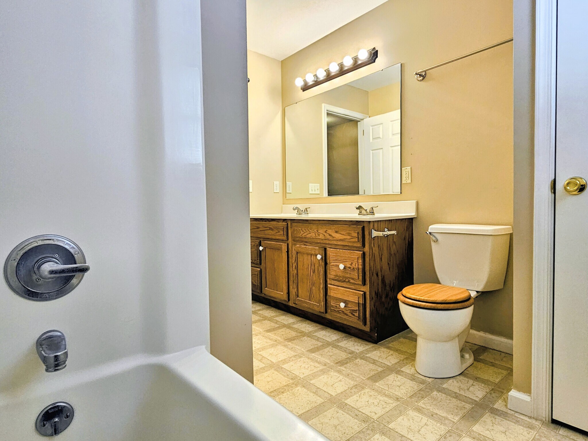 Building Photo - 42 Beverly Dr