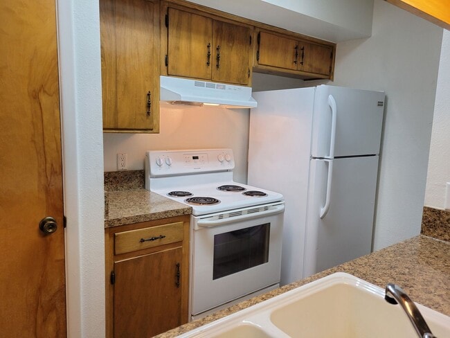 Building Photo - COLONIAL PARK CONDO