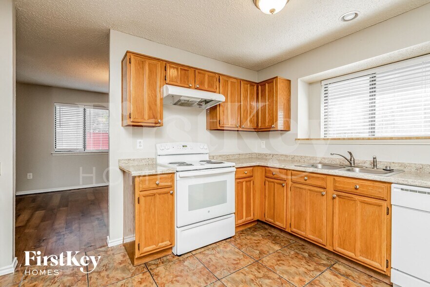 Building Photo - 2661 Claremont Dr