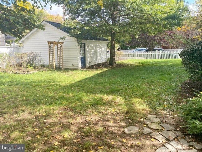 Building Photo - 432 E Luray Ave