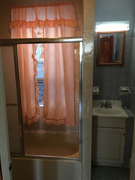 Building Photo - 733 Parker St