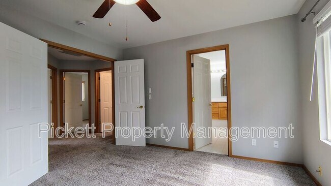 Building Photo - 2037 Gustaf St NE