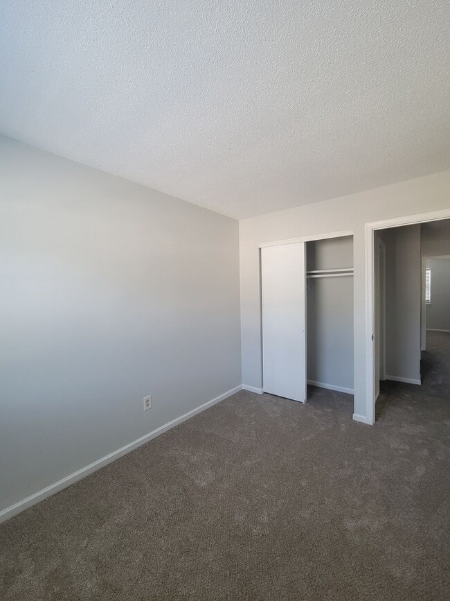 Building Photo - 4 bedroom 2.5 bathroom townhouse