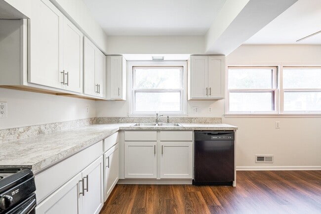 Building Photo - Spacious 3 Bedroom 1Bath Lower Duplex in P...