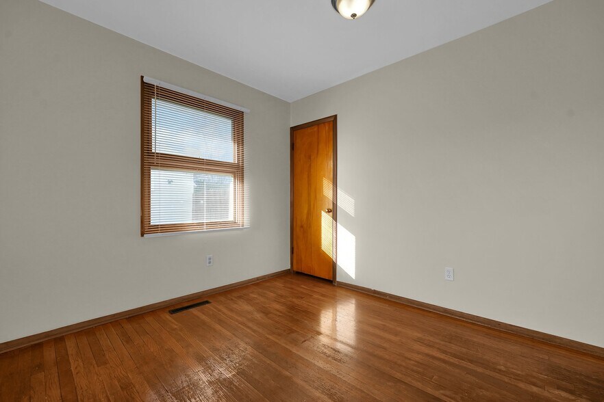 Building Photo - 995 Wiltshire Rd