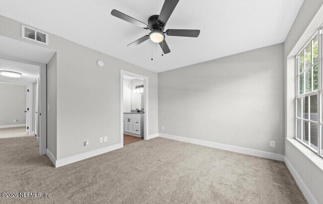 Building Photo - 13700 Richmond Park Dr N