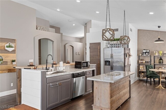 Building Photo - 3185 Castle Canyon Ave