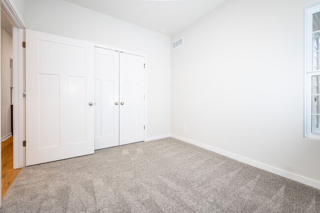 Building Photo - Beautifully Built 4 Bed Duplex!