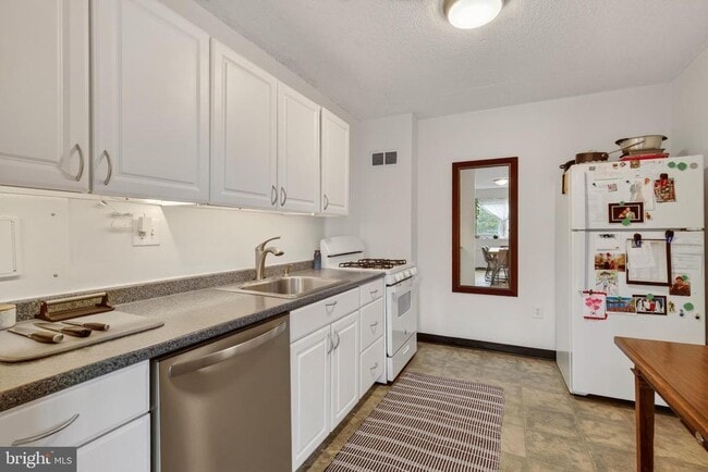 Building Photo - 1225 Martha Custis Dr