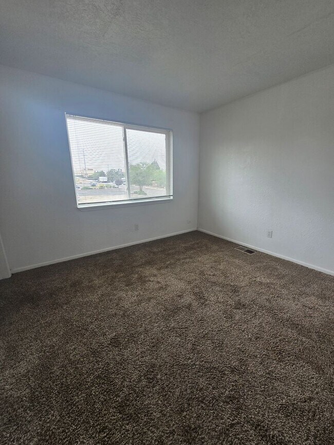 Building Photo - 2 bedroom unit near UNM