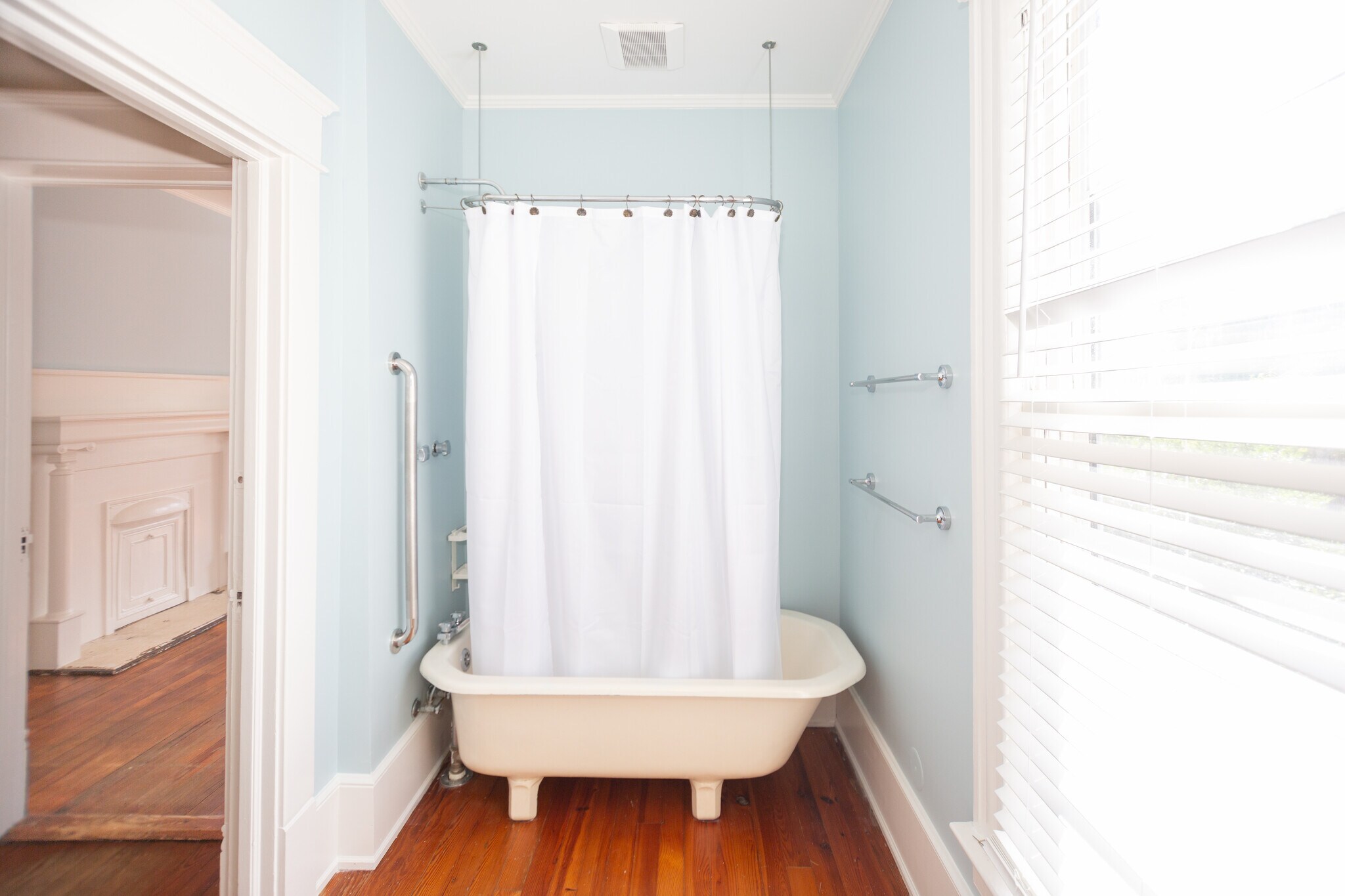 Upstairs Bathroom - 1014 Shepherd St