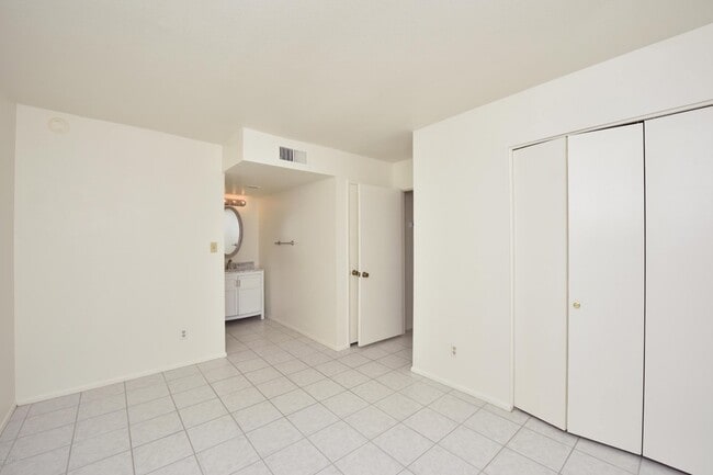 Building Photo - 8574 E Indian School Rd