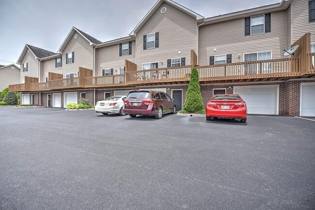 Building Photo - 2121 S Greenwood Dr