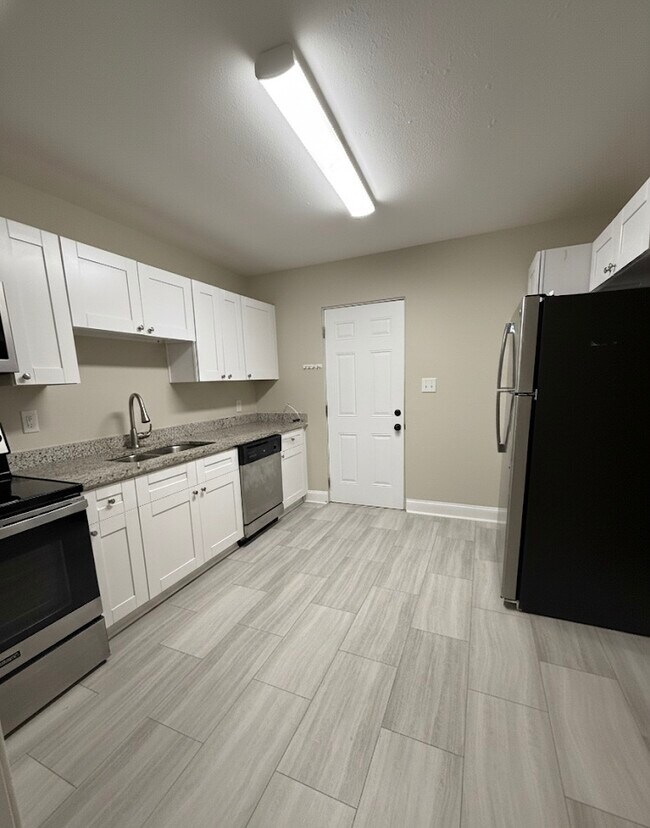 Building Photo - 811 S Lone Oak Dr