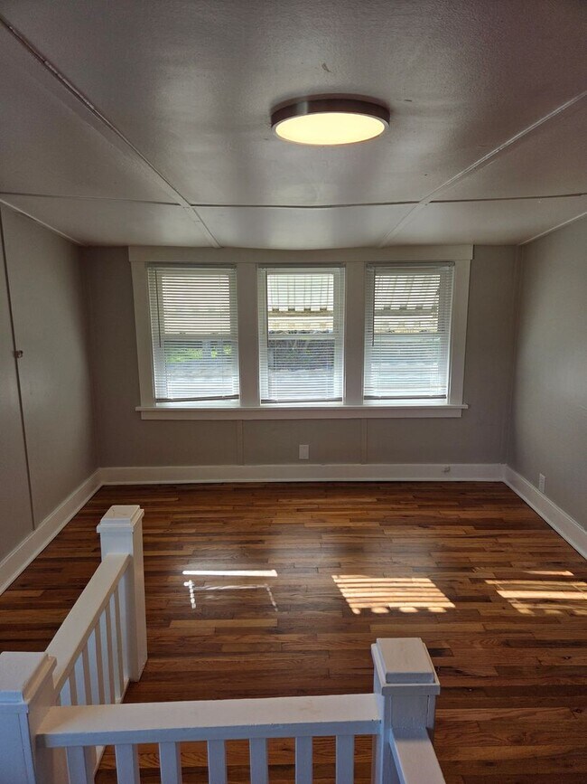 Building Photo - Aksarben 3 bed 2 bath 1 car garage newly remodeled, witb a fenced in backyard!