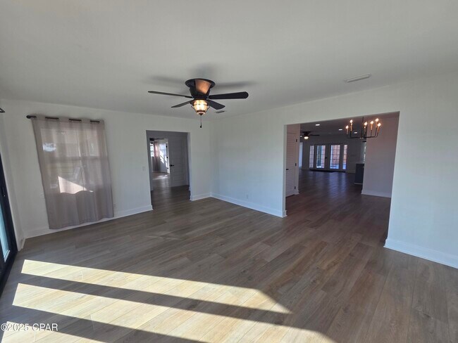 Building Photo - 920 W Beach Dr