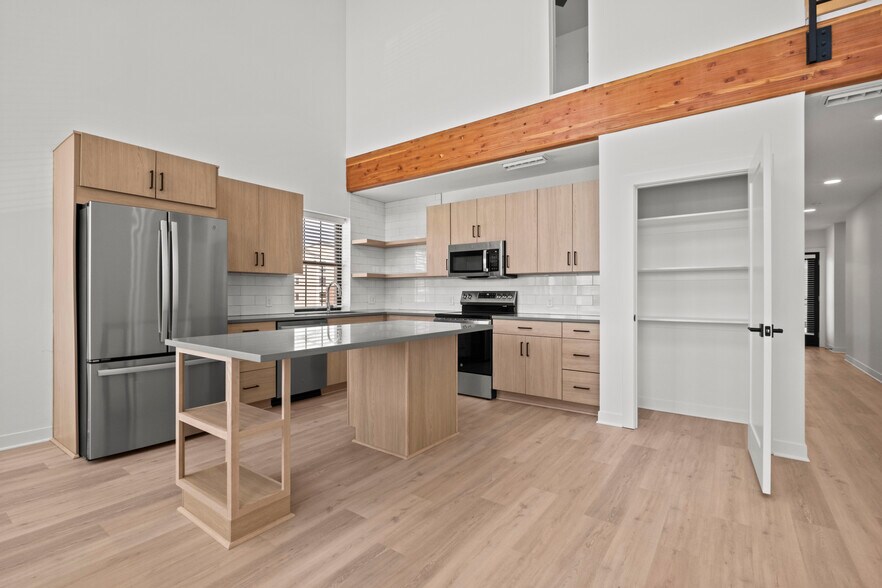 Building Photo - 3009 N Oak Trafficway