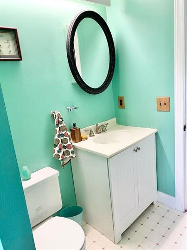 Building Photo - 2 Bedroom Condo South End of Burlington