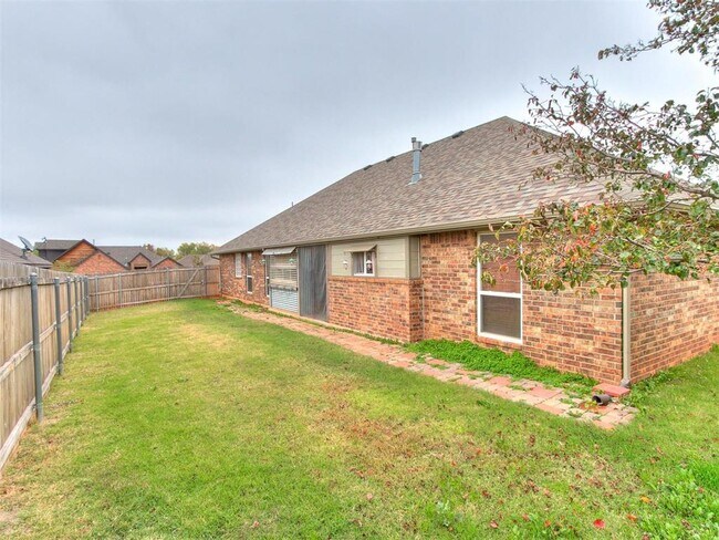 Building Photo - 1001 N Barn Hill Way