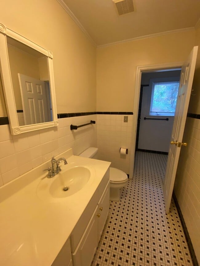 Building Photo - Beautiful 3 BR/2.5 BA Waterfront Home on Trent River!