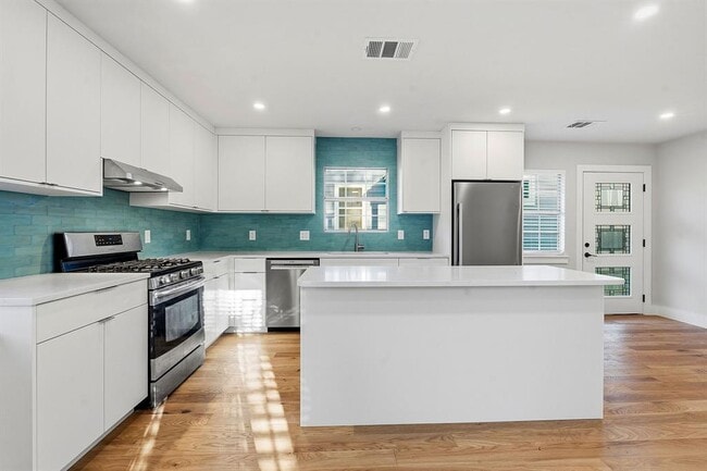 Building Photo - 827 Gullett St