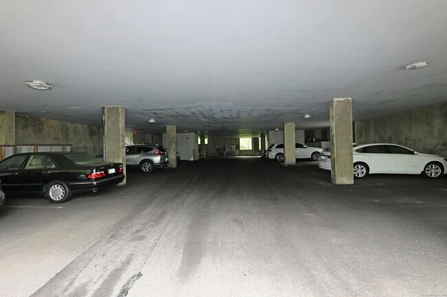 Building Photo - 633 Danbury Rd