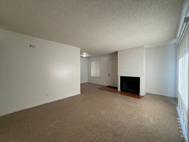 Building Photo - Downstairs 2 bedroom, 1 bathroom condo loc...