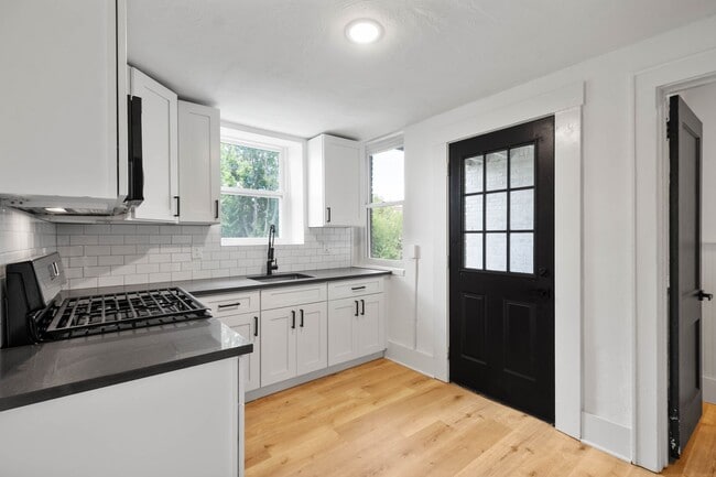Building Photo - AVAILABLE OCT 1ST! Renovated 1-bedroom apartment in the HIGHLY DESIRABLE DORMONT neighborhood!