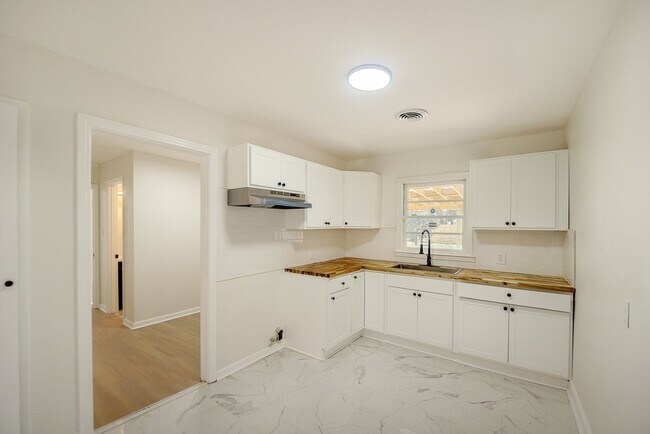 Building Photo - AVAILABLE JUNE 1st- 3 BEDROOM 2 BATHS