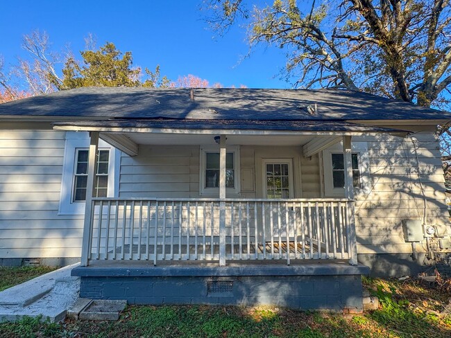 Building Photo - Beautiful and quaint, Minutes from Downtown!