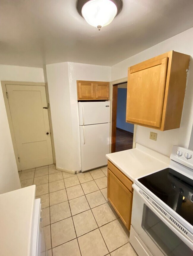 Building Photo - 2 bedroom 1 bath townhouse