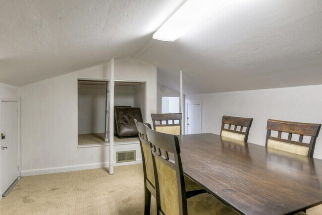 Building Photo - 546 Woodstock Way