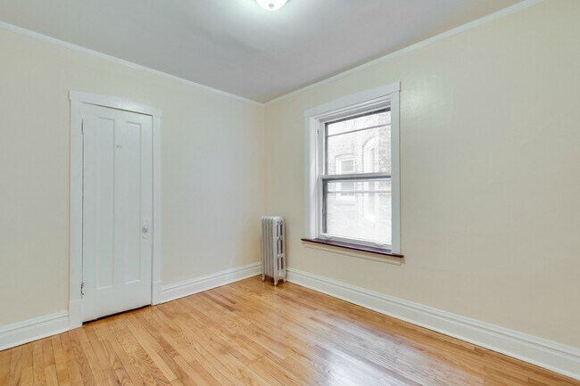 Building Photo - 1434 W Thorndale Ave