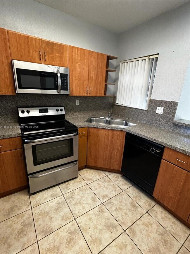 Building Photo - 865 SW 6th Ct