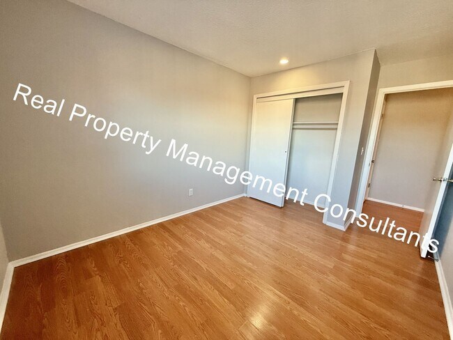 Building Photo - Updated 3-Bedroom Townhome Live Deposit Free with Obligo