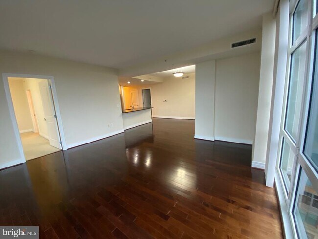 Building Photo - 8220 Crestwood Heights Dr