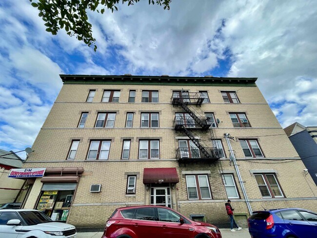 Building Photo - 6120 Monroe Pl
