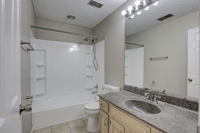 Building Photo - Three Bedroom in Hopkinsville, KY