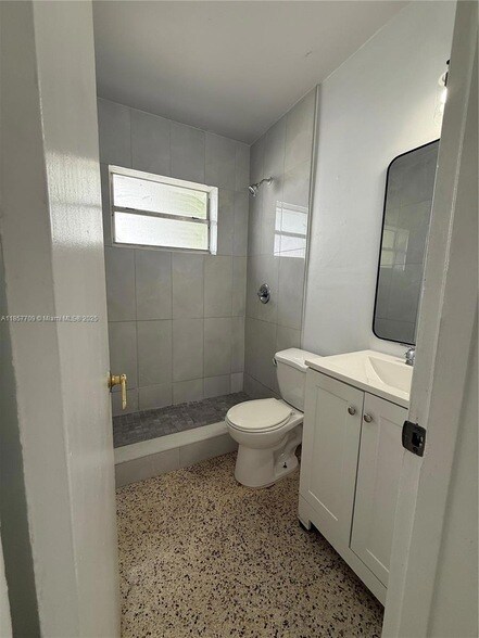 Building Photo - 320 W 10th St