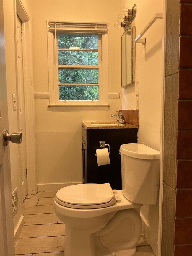 Building Photo - 3 bedroom 2 bathroom house conveniently lo...
